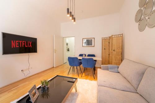 Kaisermuhlen Apartment | josef's home I Classic Apartment I UNO-City, VIC