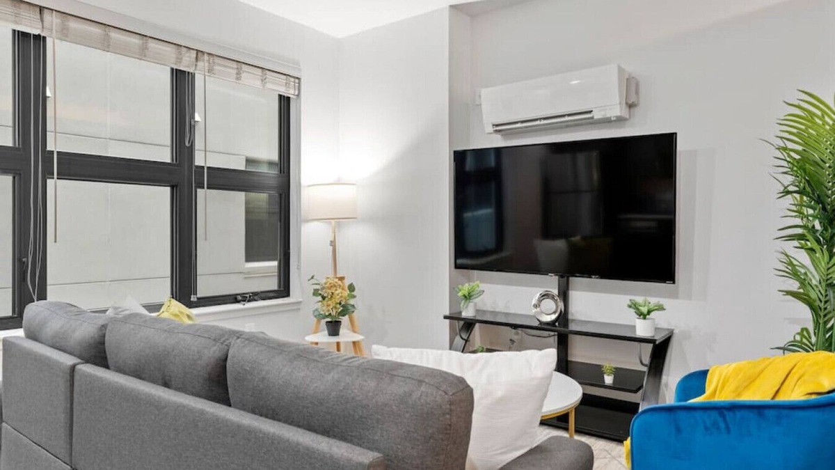 Westown Apartment | Journal Commons 330 · Executive Suite 1BR The Heart of Milwaukee