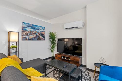 Westown Apartment | Journal Commons 331 Designer Luxe 1BR in Historic West Town Fast WI-FI