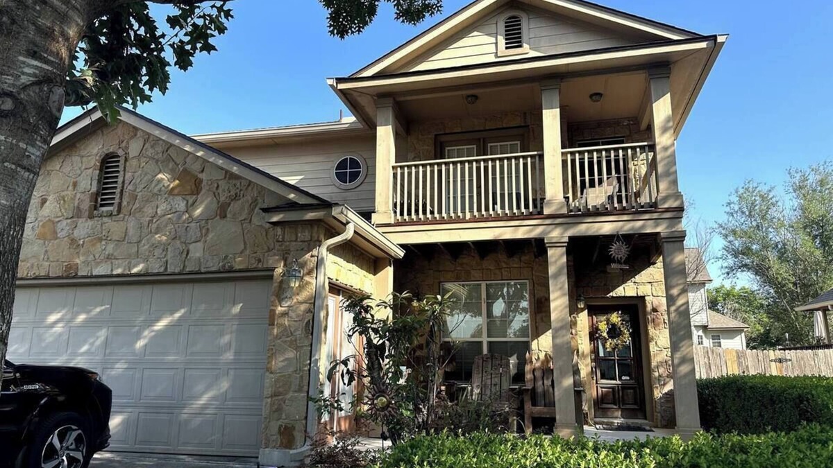 Kyle House | ~ Joyful 3 Bed Retreat - Pool, Music, Games & Fun!