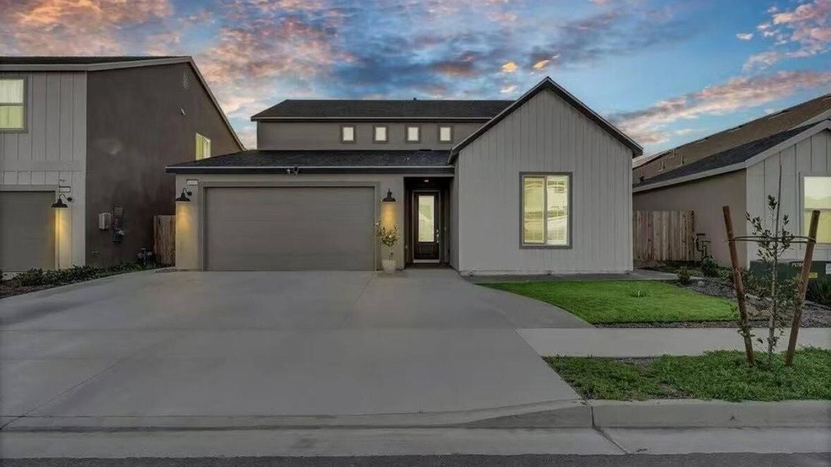 Visalia House | Joyhouse-EV + 2 Kitchens, 2 Washers,2 Dryers, 2 Living Rooms · 40min to Sequoia