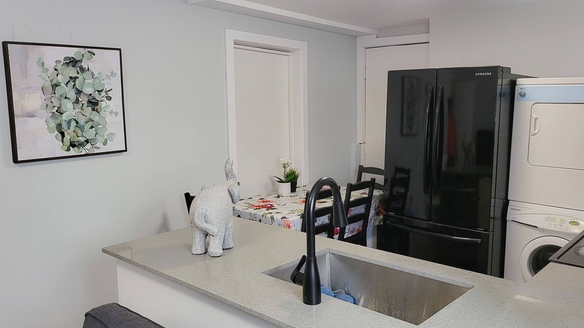 Vanier Apartment | JstLikeHome - Serenity Suites