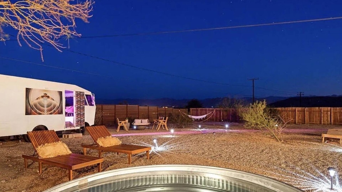 Joshua Tree House | JT Del Sol w/hot tub, cowboy tub, & funky RV