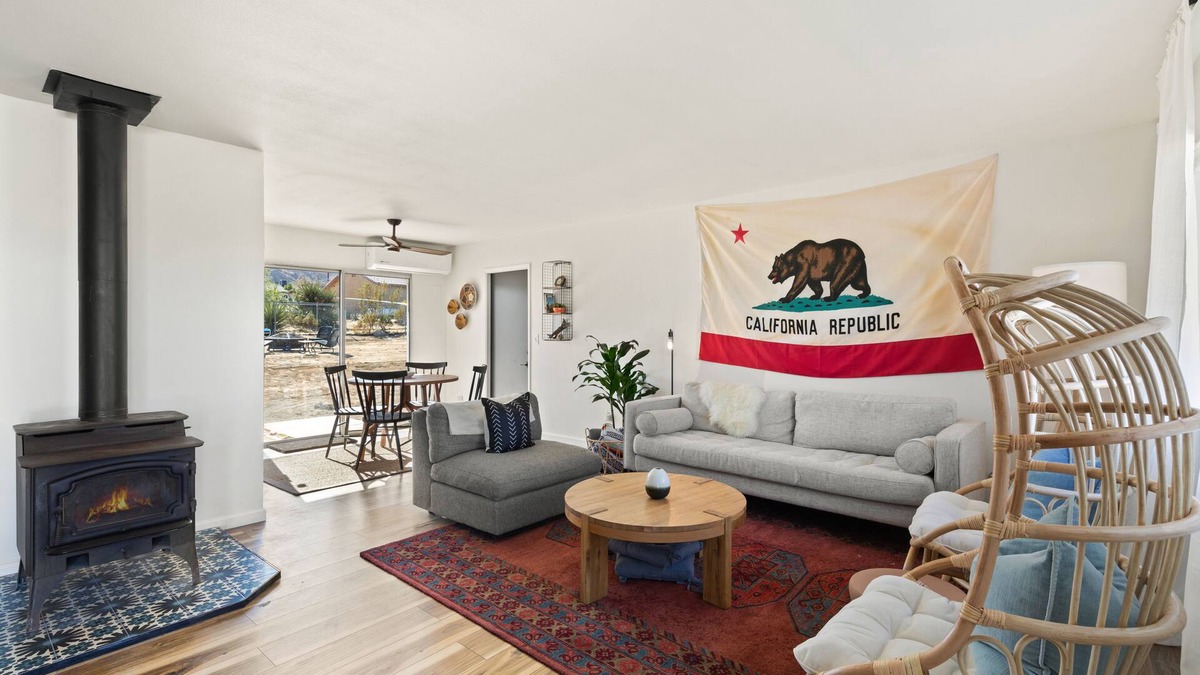Joshua Tree House | JT Getaway 🌵🌙 Hot Tub, 10 Min Drive to Nat’l Park, Dogs Friendly!
