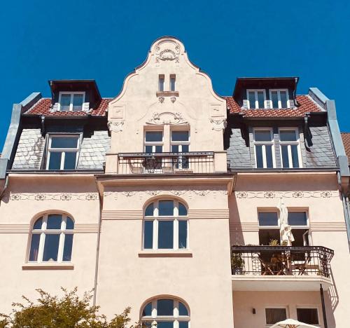 Sued Apartment | Jugendstil-Altbauwohnung mit Dachterrasse direkt an der Karlsaue