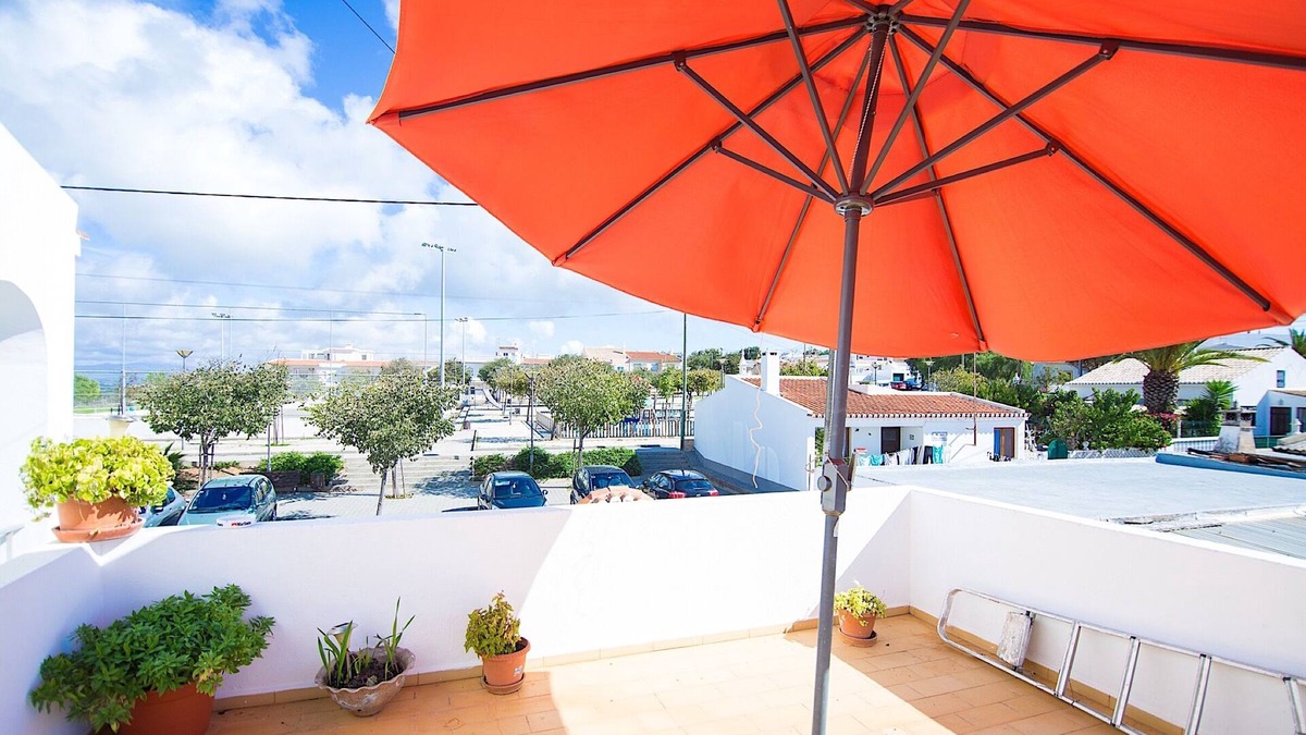 Espiche Villa | Julianne Orange Villa, Wifi, terrace