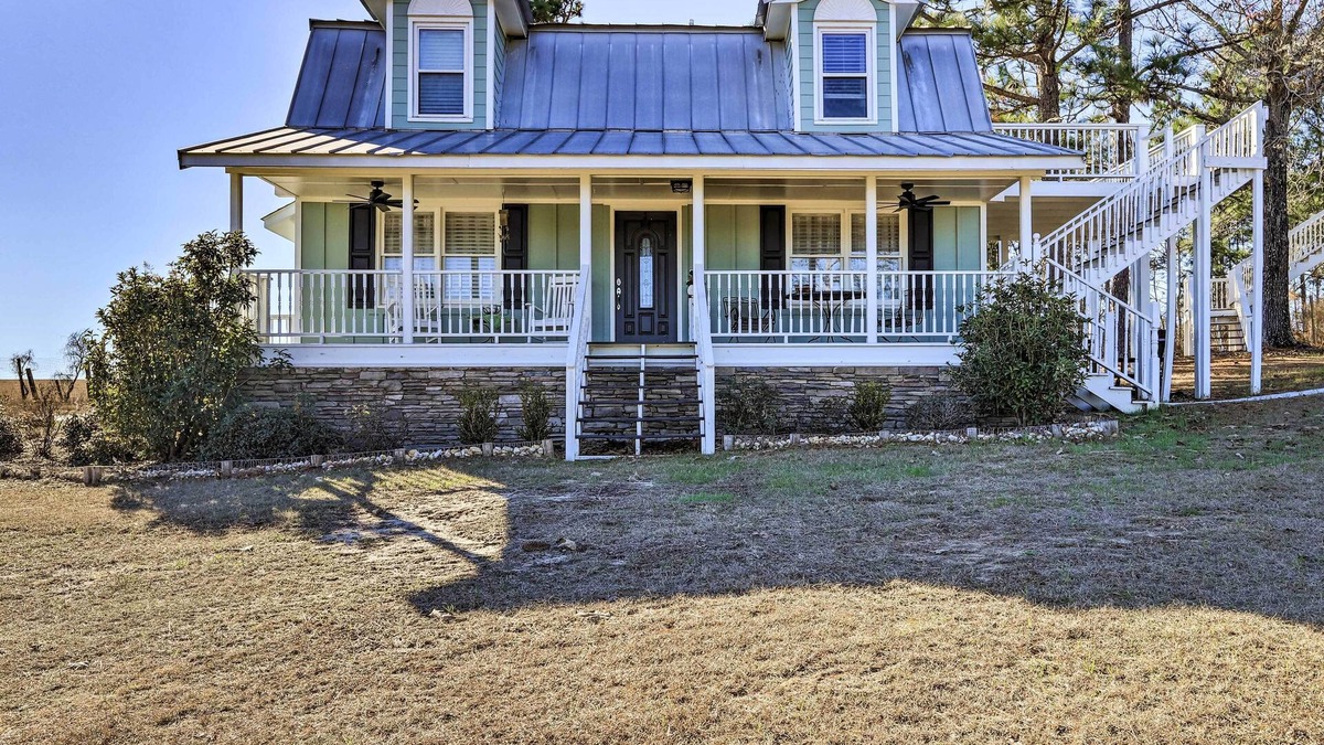 Howard House | Junction City Home: Large Yard & Deck!