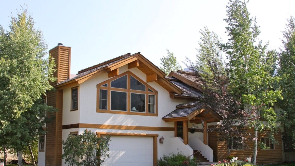 Ketchum House | JUNE DEAL! Ideally located minutes from Ketchum, Sun Valley, and Bald Mountain.