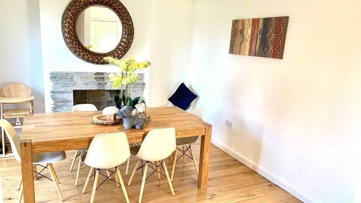 Cambridge House | JUNE GARDENS - Cheerful 3-Bedroom House with Parking on Premises