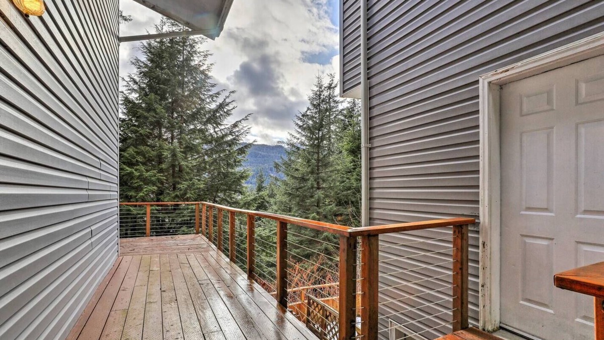 Downtown Juneau Apartment | Juneau Escape ~ Hiking ~ 5 min downtown~ glaciers