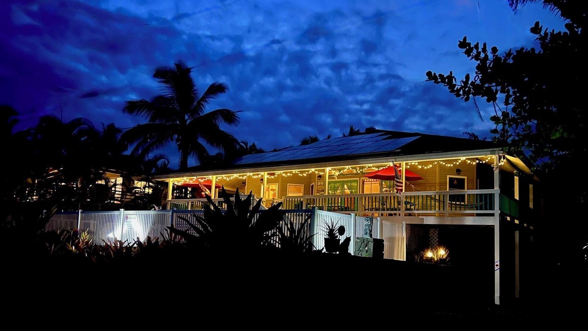 Kapoho Apartment | Jungle Bamboo Room: Watch Whales, Breakfast included at Ala Kai Bed & Breakfast