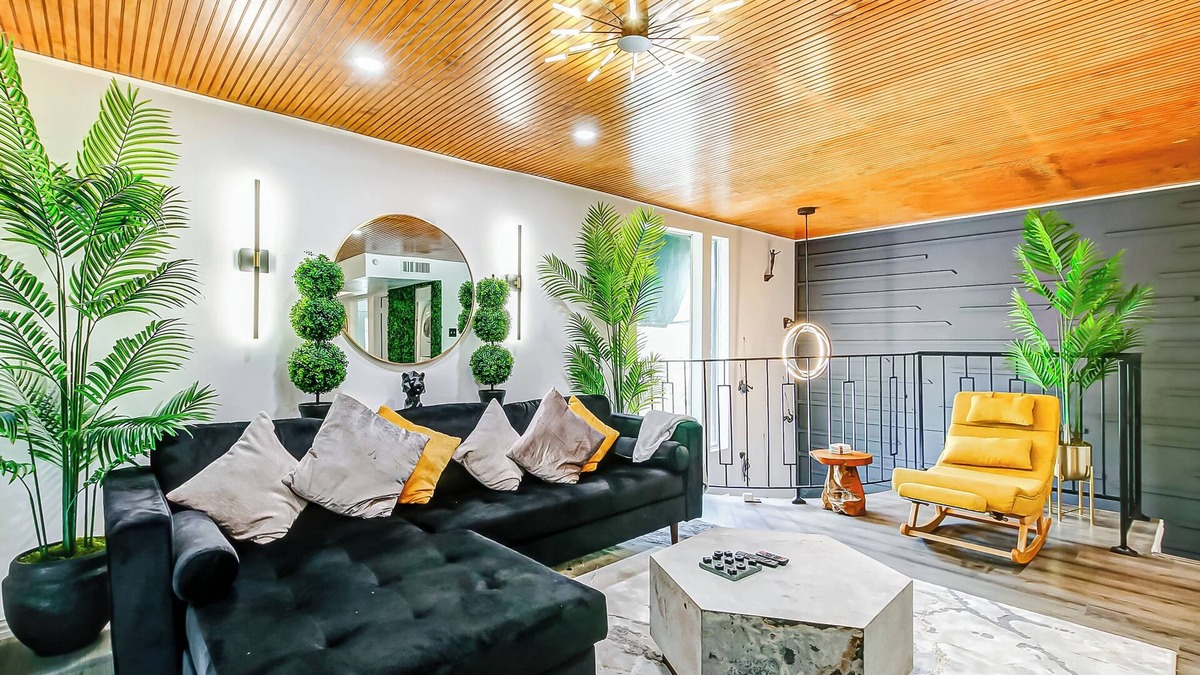 Montrose House | Jungle Midtown Oasis