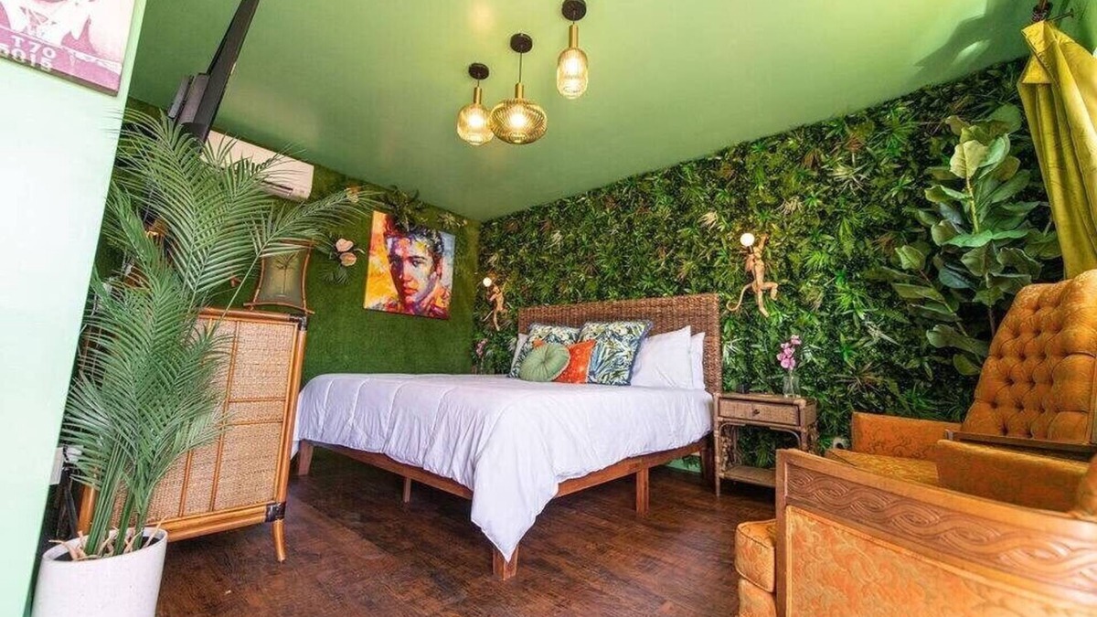 Trenton Hotel | Jungle Room #7 - 1960 Retro Motel