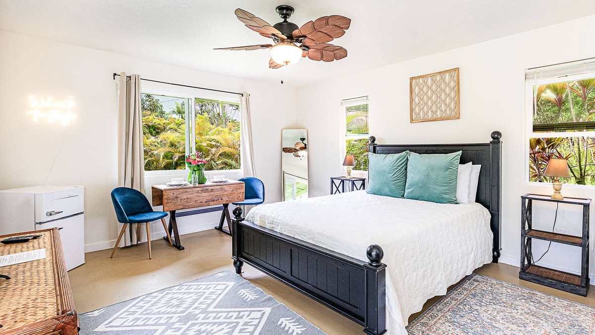 Keaau Cabin | Jungle Studio - Cute and Cozy w/Queen Bed, Wifi, Full Bathroom