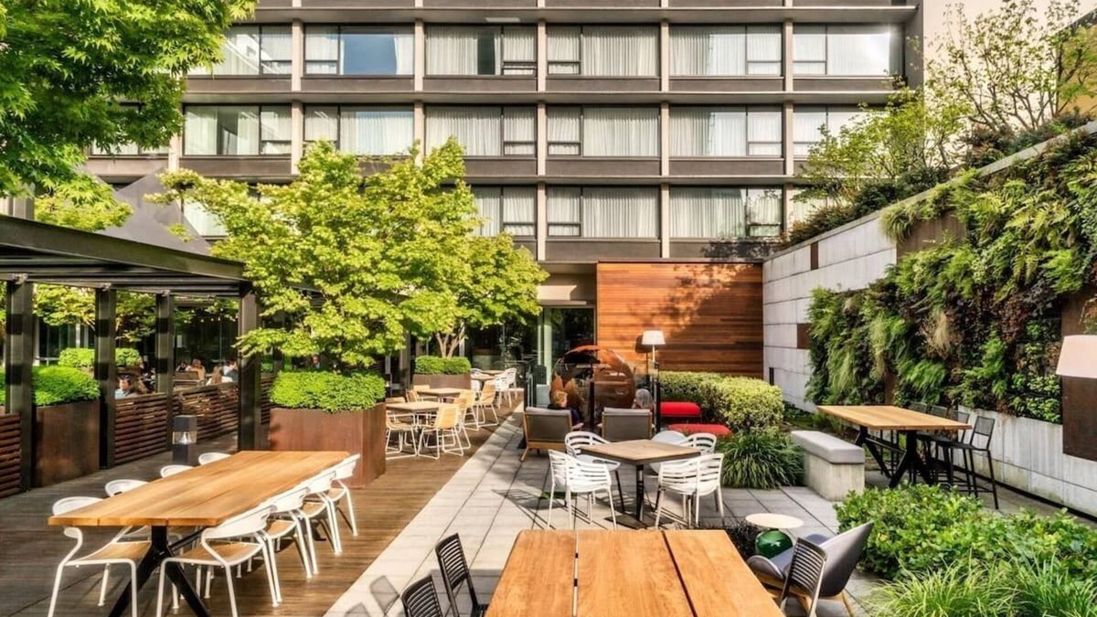 Downtown Portland Hotel | Junior City King at The Hotel Zags Portland, Free Breakfast & Bike Rentals
