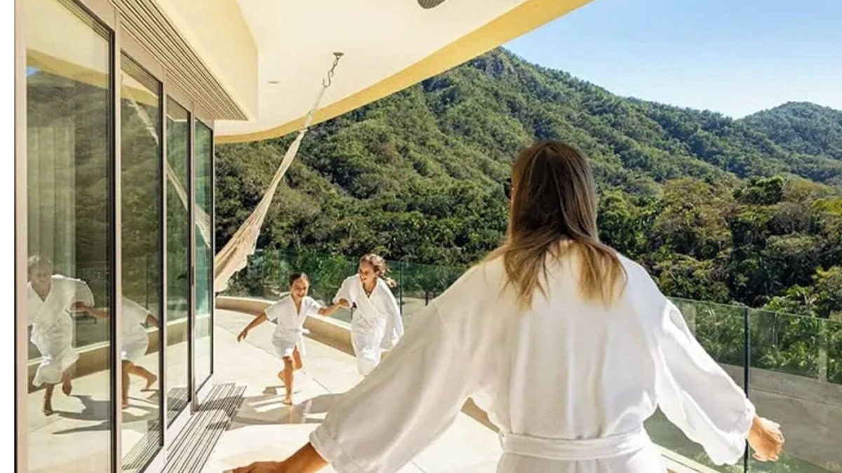 South Shore Hotel Area Hotel | Junior Panoramic Suite with Ocean Views & Private Balcony – Puerto Vallarta