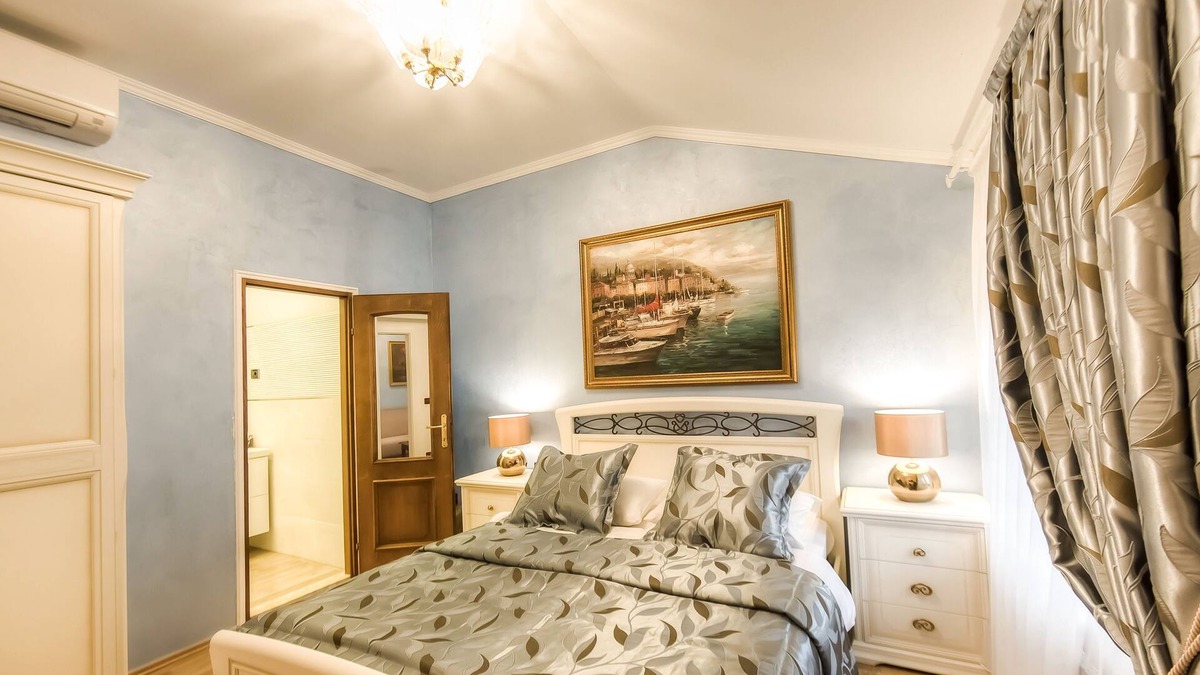 City Center Bed & Breakfast | Junior Suite in exquisite Bed & Breakfast Villa Hasi in center of town!