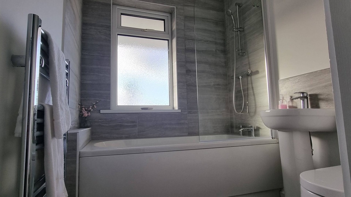 Southampton Apartment | Juniper downstairs apartment sleeps 7 people