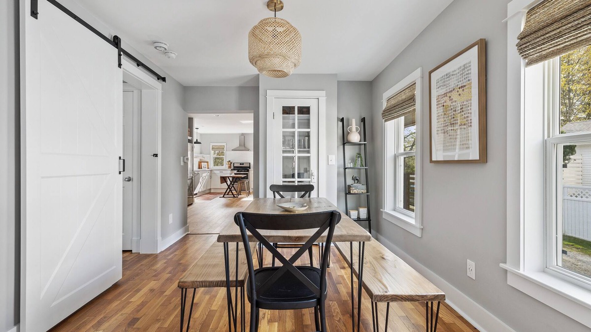 Three Oaks House | Juniper Presents: Elegant & Cozy Guesthouse w/Hot Tub + Firepit, Walk to Town