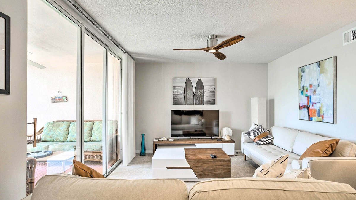 Jupiter Condo | Jupiter Bay Condo w/Pool < Half Mile to Beach!