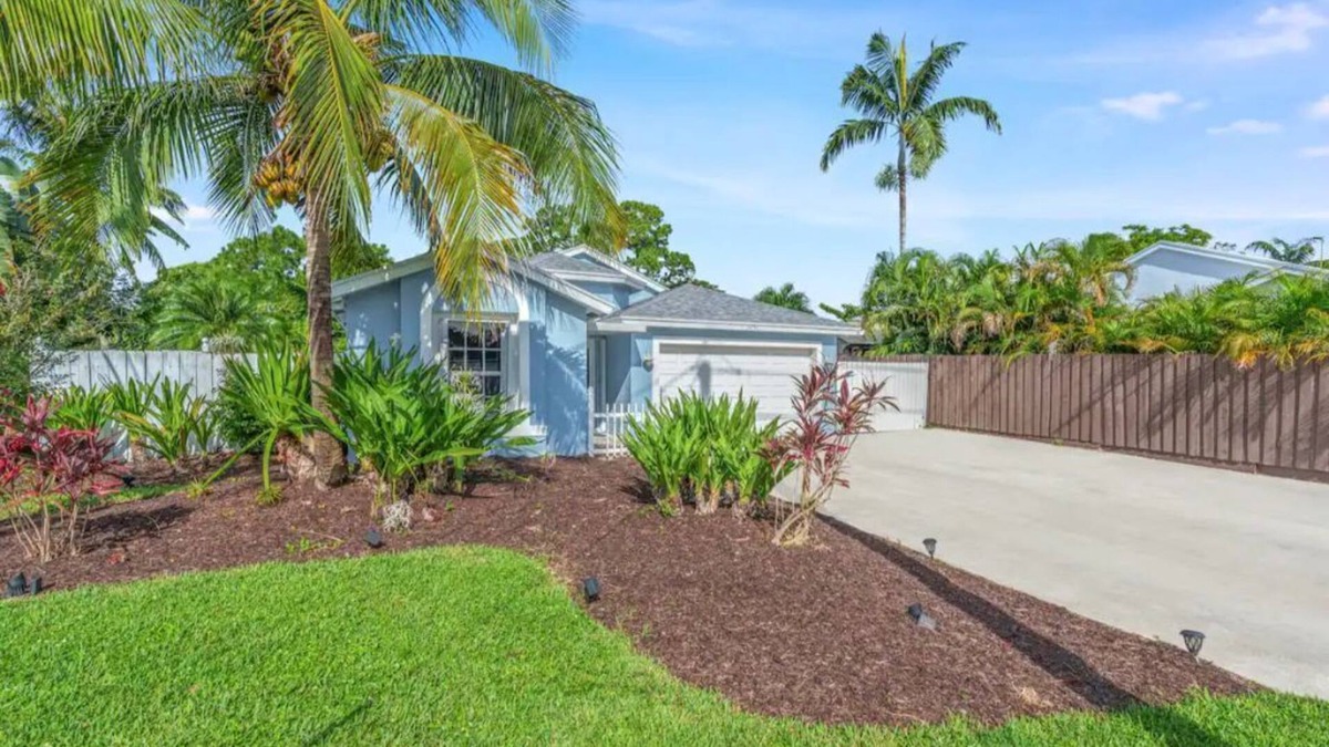 North Palm Beach Heights House | Jupiter Oasis! Quaint neighborhood. Downtown