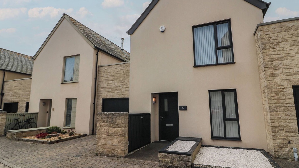Portland Cottage | JURASSIC COAST HOUSE, pet friendly, with a garden in Fortuneswell
