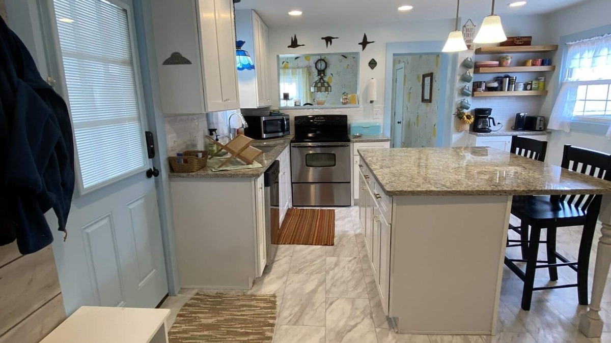 Lakeside House | Just a few blocks from Lake Erie! 4 season home with a cozy cottagey feel.