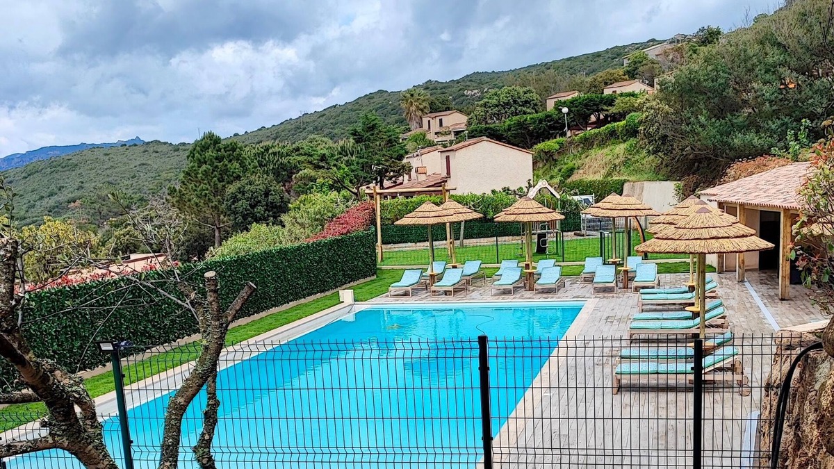 Sartene Apartment | Just a stone's throw from the beach! 4-person studio, pool, sea-view terrace.