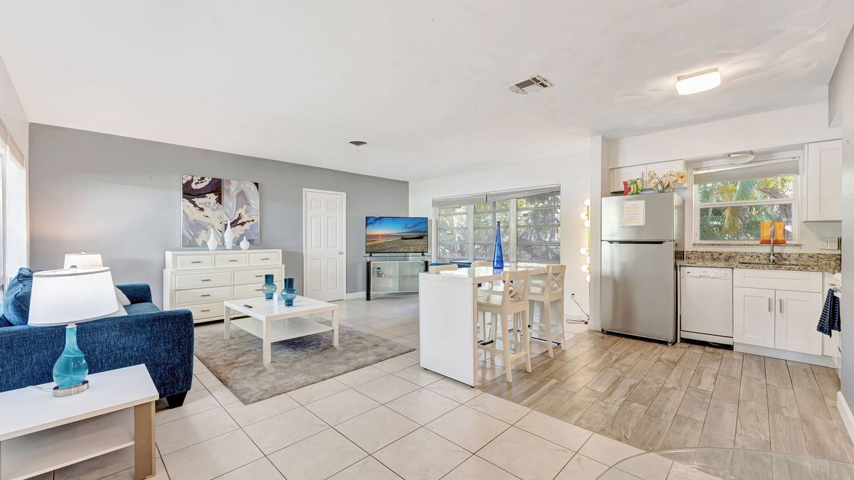 Lauderdale Beach Apartment | Just a walk to the beach