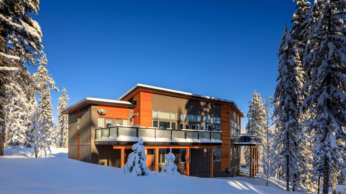 Golden House | Just completed 4 bedroom, 5 bathroom modern Town home, pool table, sleeps 10
