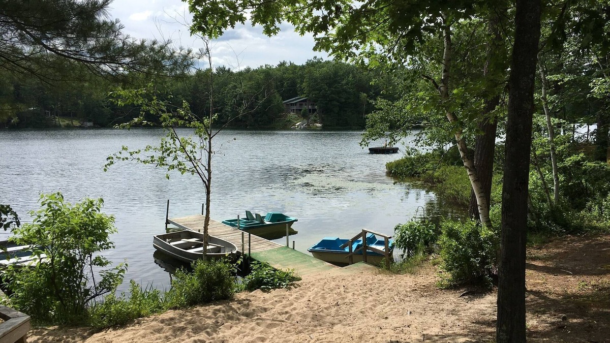 Mayfield Cottage | Just Fishing around Festivals! Beautiful fresh lake! Great for kids too!
