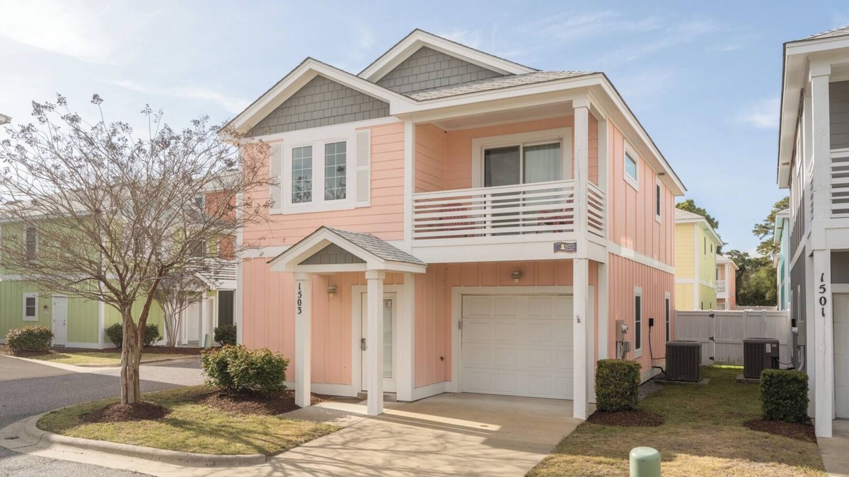 Bermuda Bay House | Just Peachy at Devonshire Place 3 Bedroom Home, 1 Mile to Beach Access