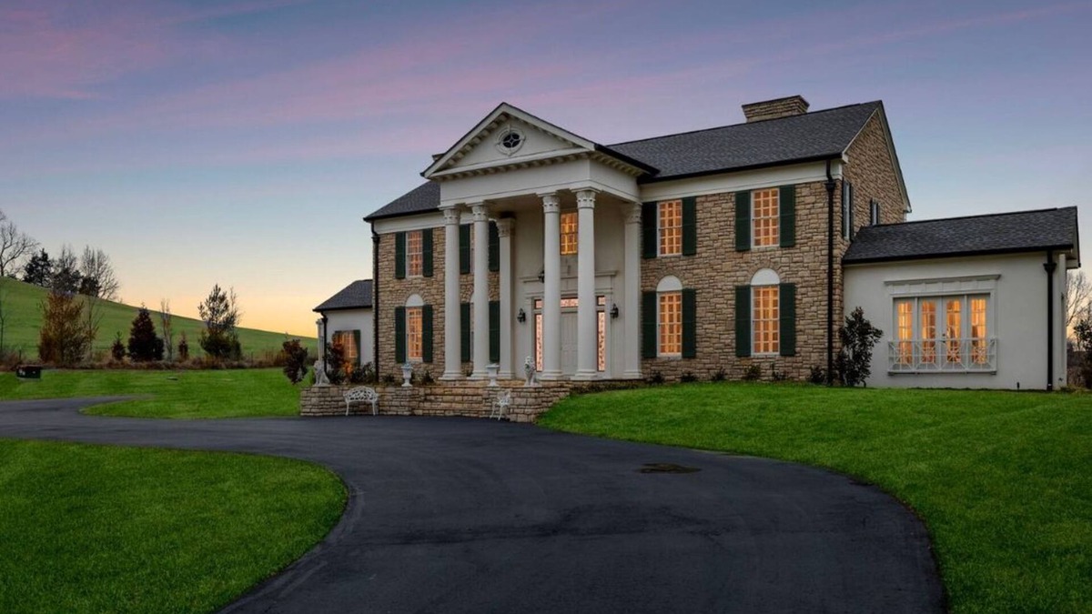 Beechgrove House | Just Pretend Mansion is a modern recreation of Elvis Presley’s Graceland mansion
