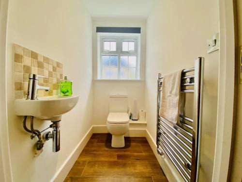Bisley House | Just £45pppn! Prime Comfort for Contractors with Spacious Parking, Plush Beds, Top-notch Amenities, Flexible Stays & Lightning-Fast Internet