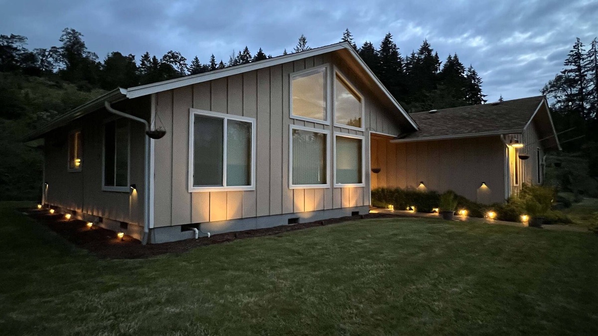 Eugene House | Just shy of 9 acres of nature located only a couple minutes from the city.