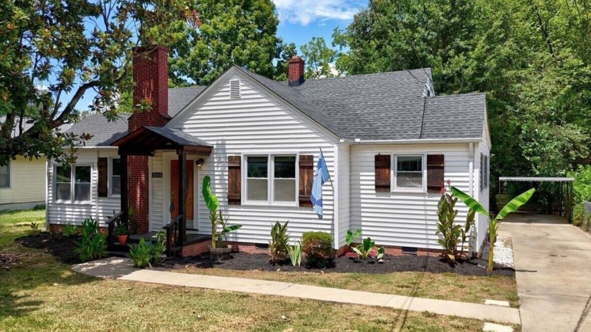 Greer House | Just updated! Downtown Greer house. Walk to downtown shops. Fenced in backyard