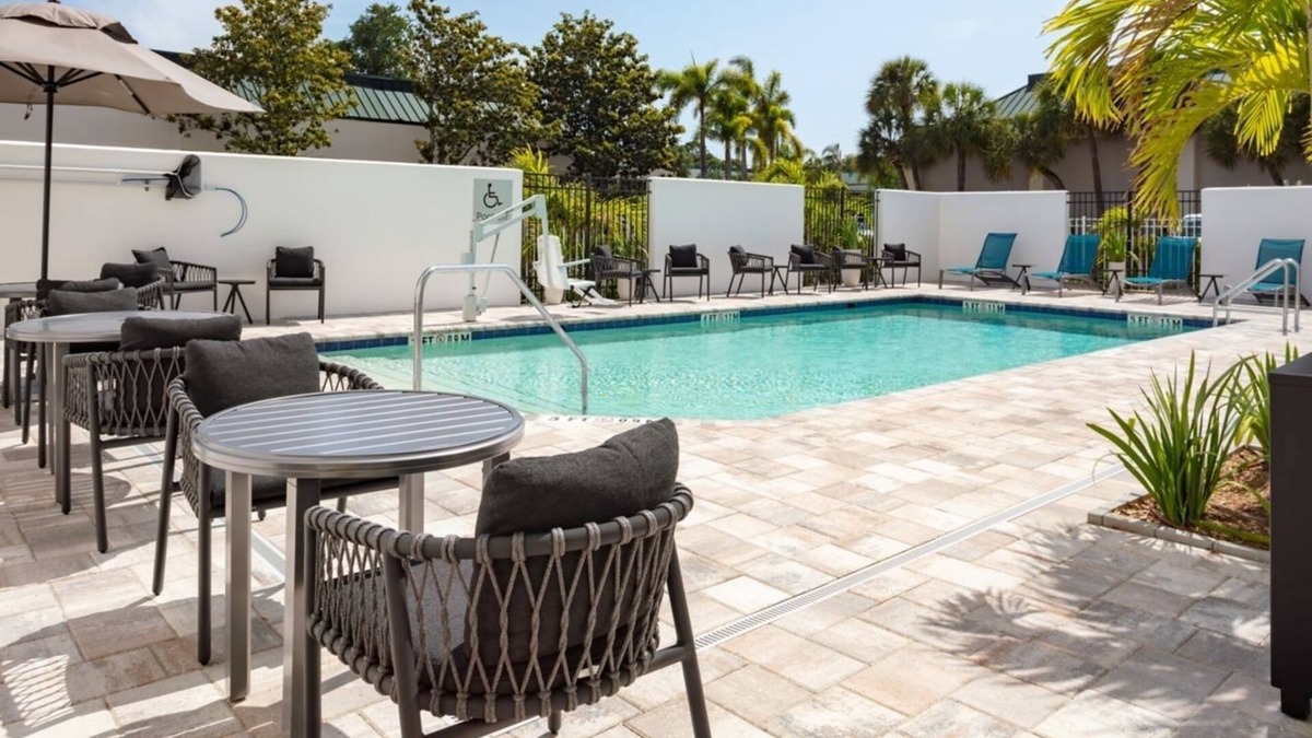 Clearwater Hotel | Just What You Were Looking For! 4 Comfortable Units, Free Breakfast, Pool
