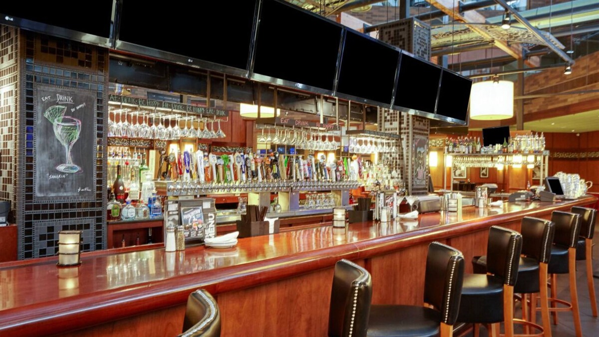 Matteson House | Just What You Were Looking For! Free Parking, Restaurant, Near Odyssey Fun World