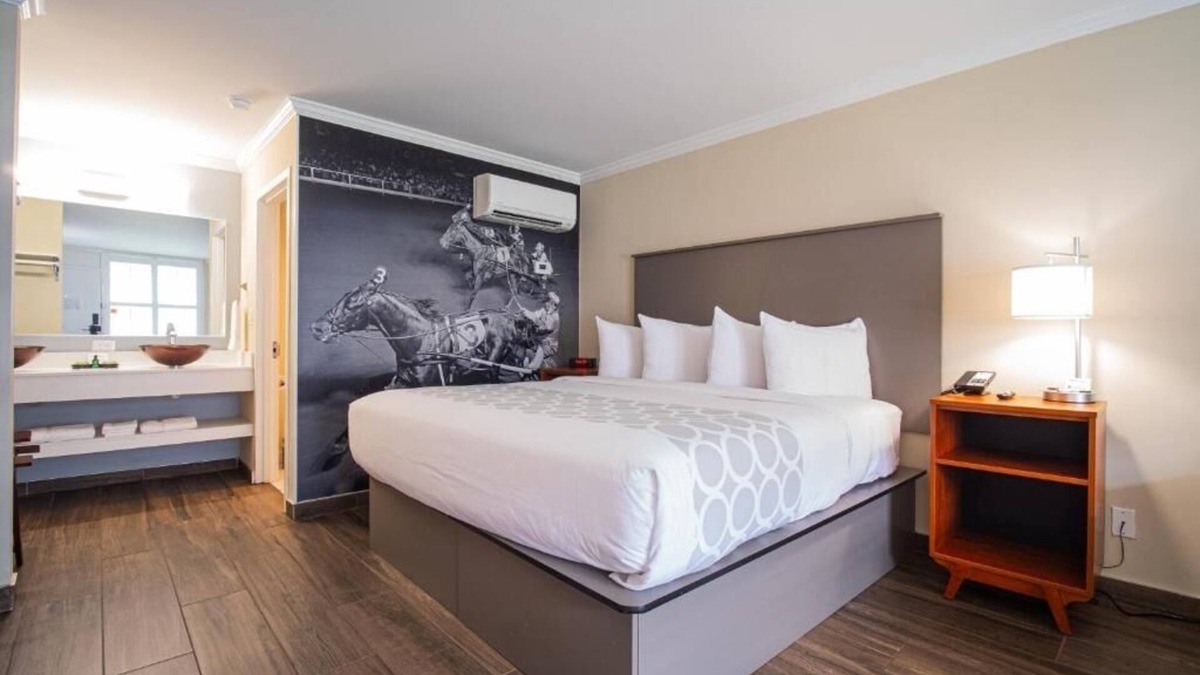 Ocala Apartment | Just What You Were Looking For! Free Breakfast, Onsite Pool, Free Parking