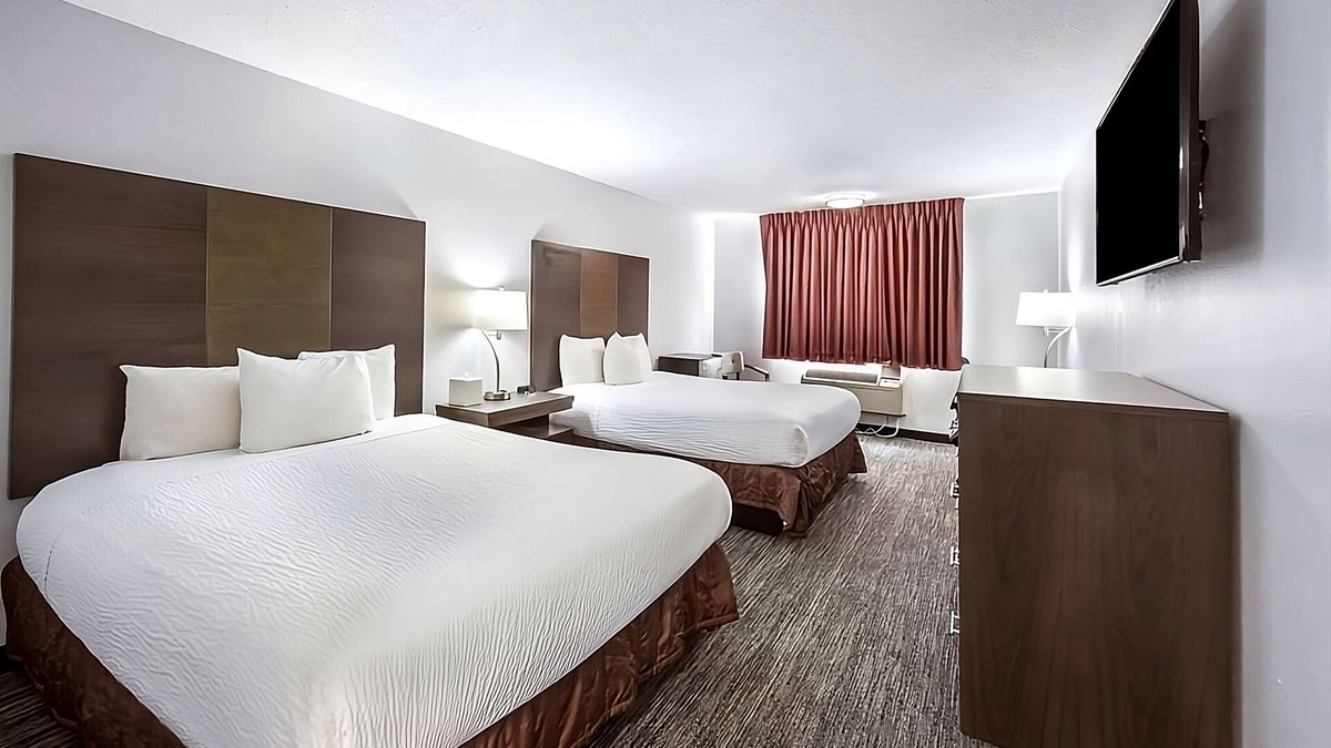 Grants Pass Hotel | Just What You Were Looking For! 2 Spacious Units. Close to GP Shopping Center!