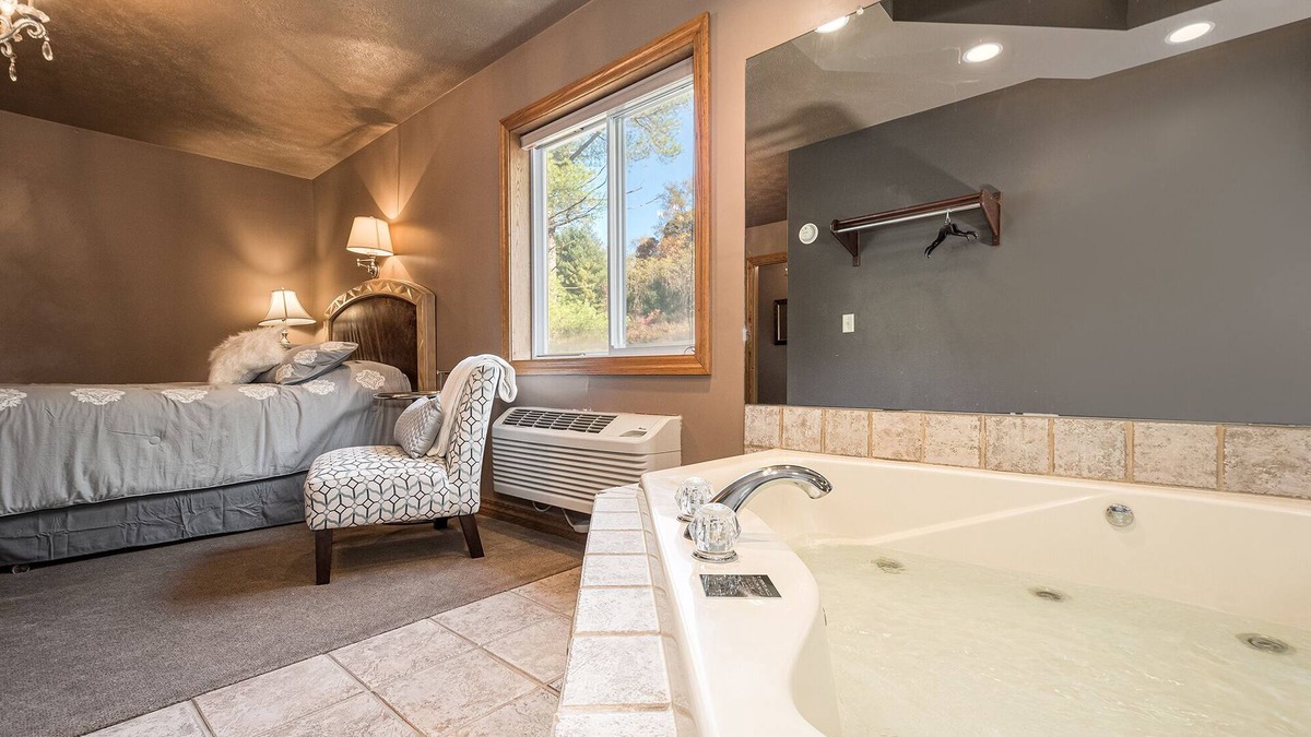 Farmington Hotel | JV Thompson | Jacuzzi Tub Historic Inn Room