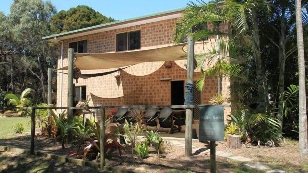 Eurong House | K'GARI (FRASER ISLAND) My Island Home. Sleeps 14. Situated in Eurong