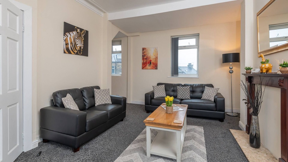 Bradford House | K Suites - Central 5 bed House w/ FREE parking