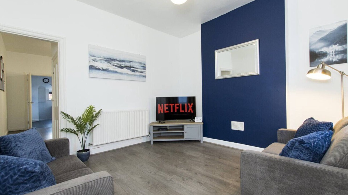 Long Eaton House | K Suites - Cozy 2 bed House w/free parking