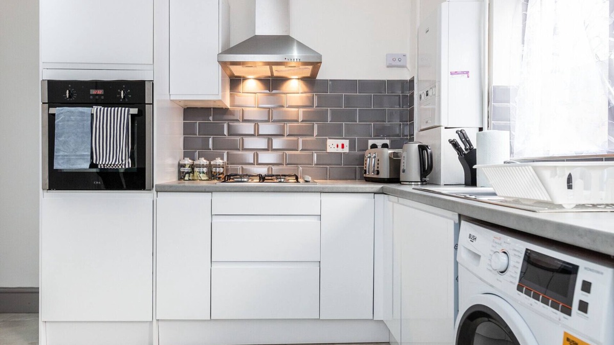 Becontree House | K Suites - Cozy 2 Bedroom with Parking and WiFi