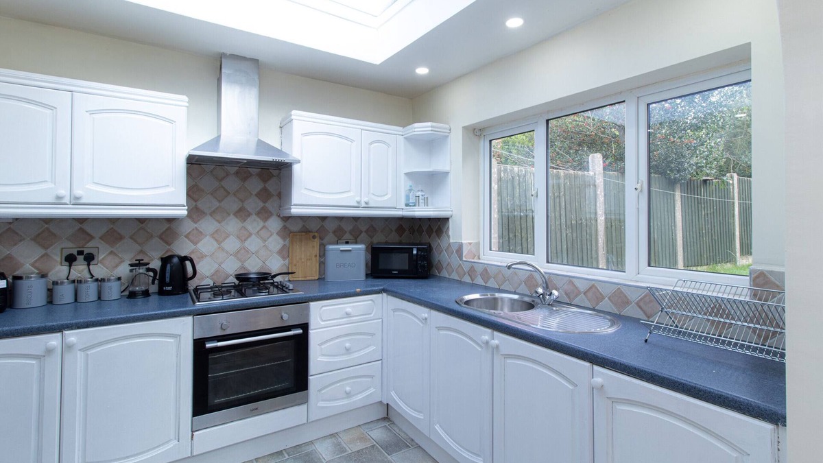 Cradley House | K Suites - Lovely 5-Bed Bungalow w/Garden View