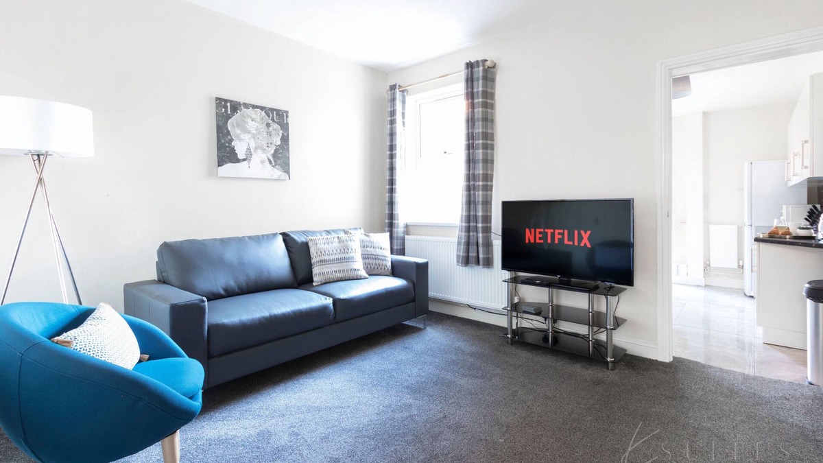 Reading City Centre House | K Suites - Modern 4 bed House - Sleeps 8