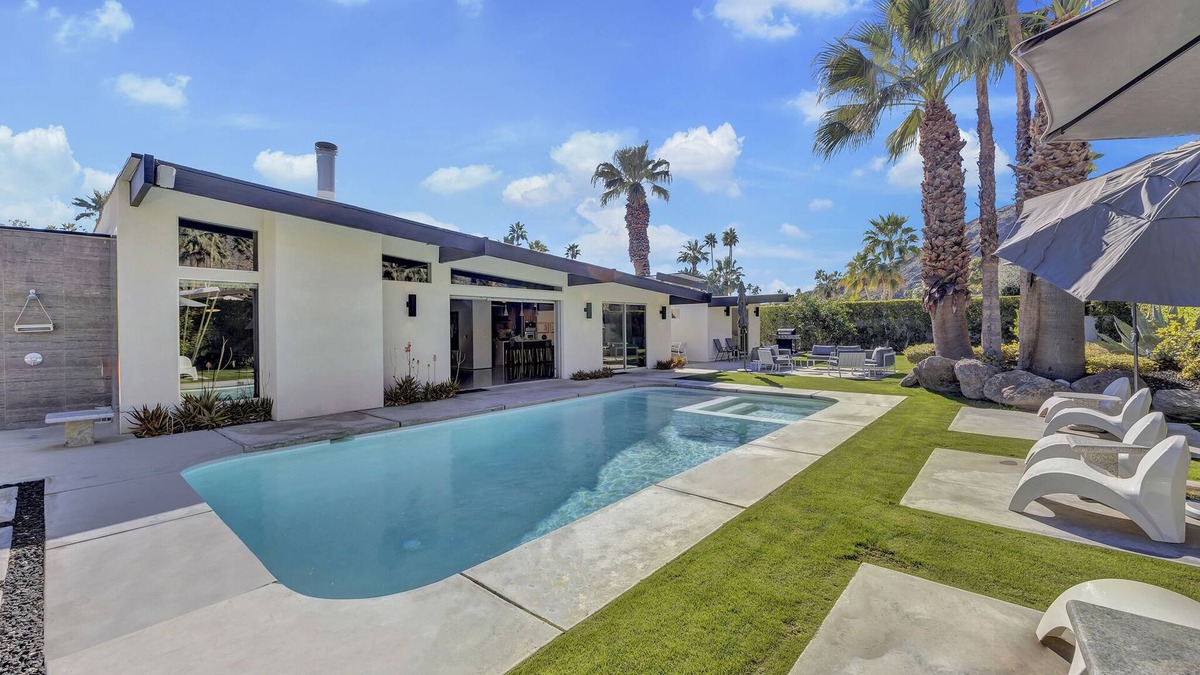 Vista Las Palmas House | K0018 - Casa La Vista: 4 bdr MidCentury Alexander Home Huge Backyard with Mtn V