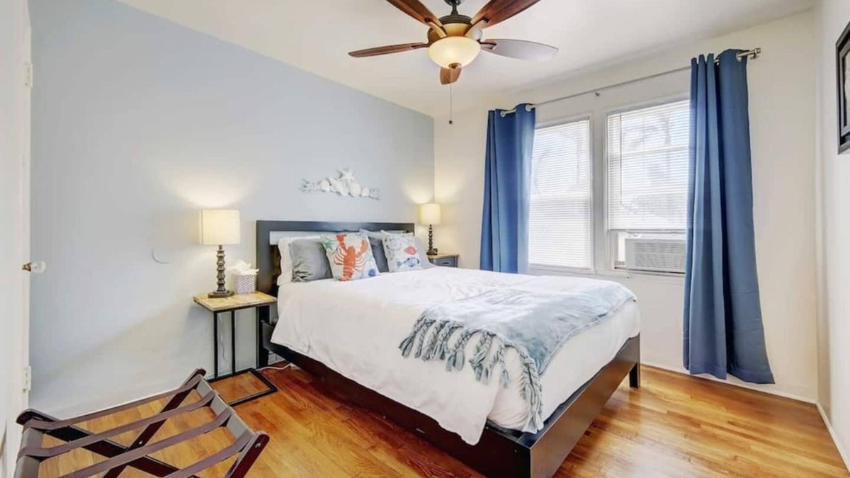 Central Mission Beach Apartment | Kahuna's Beach Pad Steps to Sand + A/C & Garage!