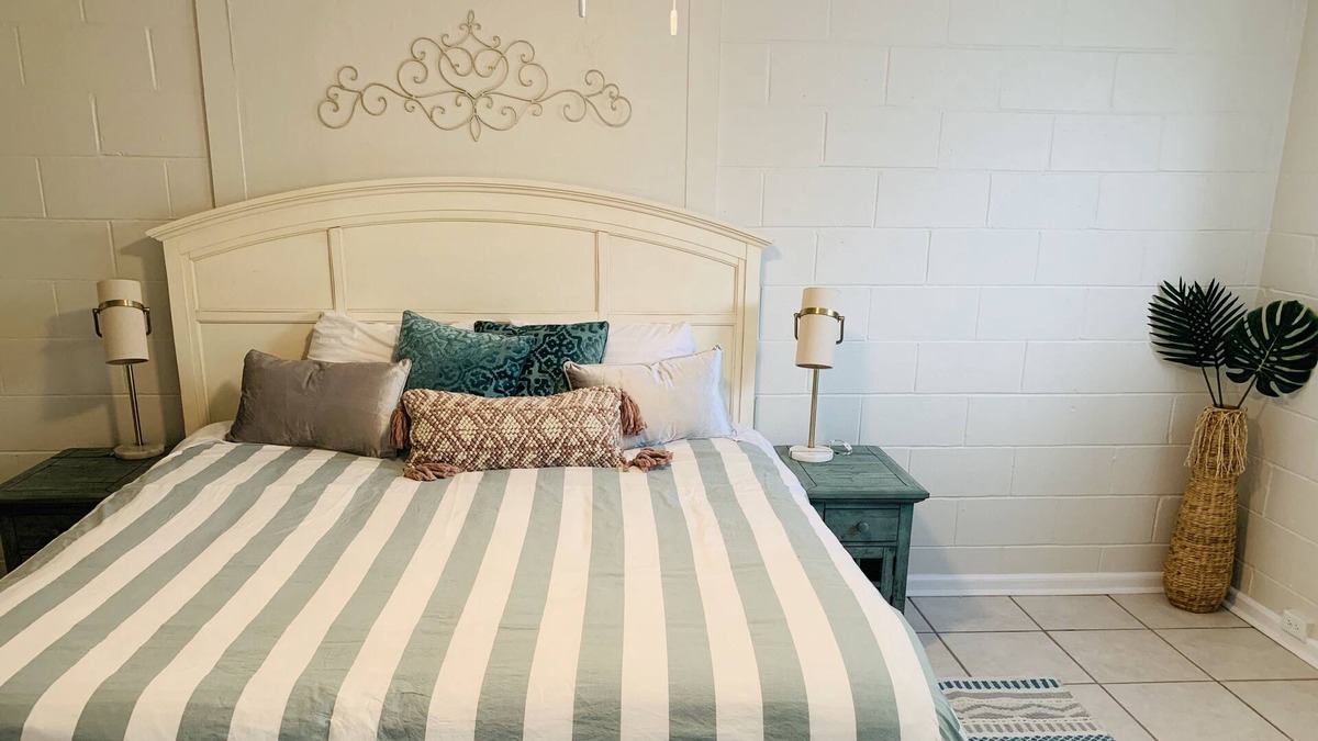 Coconut Grove Cottage | Kaimana Cottage - Walking Distance to beach!